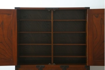 中古　美品　国産民芸家具　欅(ケヤキ)材　飾り金具が品格を添える二段重ねの水屋箪笥キャビネット　(R-090331)