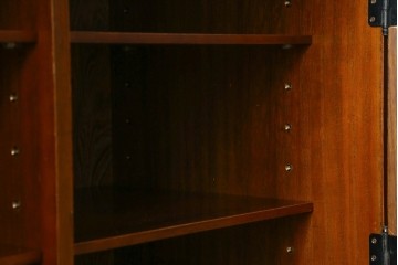 中古　美品　国産民芸家具　欅(ケヤキ)材　飾り金具が品格を添える二段重ねの水屋箪笥キャビネット　(R-090331)