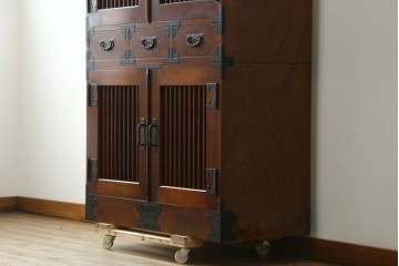 中古　美品　国産民芸家具　欅(ケヤキ)材　飾り金具が品格を添える二段重ねの水屋箪笥キャビネット　(R-090331)