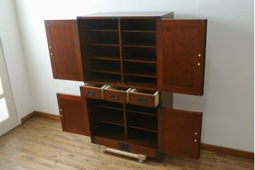 中古　美品　国産民芸家具　欅(ケヤキ)材　飾り金具が品格を添える二段重ねの水屋箪笥キャビネット　(R-090331)