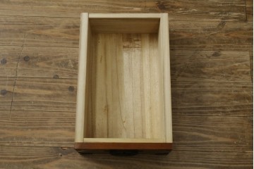 中古　美品　国産民芸家具　欅(ケヤキ)材　飾り金具が品格を添える二段重ねの水屋箪笥キャビネット　(R-090331)