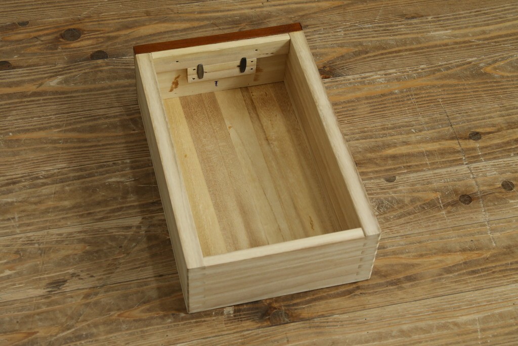 中古　美品　国産民芸家具　欅(ケヤキ)材　飾り金具が品格を添える二段重ねの水屋箪笥キャビネット　(R-090331)