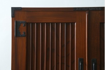 中古　美品　国産民芸家具　欅(ケヤキ)材　飾り金具が品格を添える二段重ねの水屋箪笥キャビネット　(R-090331)