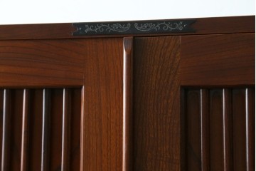 中古　美品　国産民芸家具　欅(ケヤキ)材　飾り金具が品格を添える二段重ねの水屋箪笥キャビネット　(R-090331)