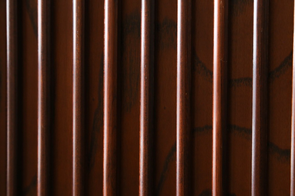 中古　美品　国産民芸家具　欅(ケヤキ)材　飾り金具が品格を添える二段重ねの水屋箪笥キャビネット　(R-090331)
