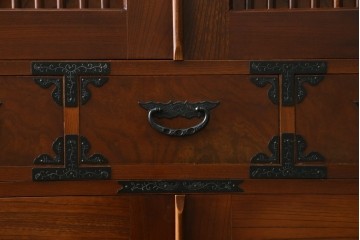 中古　美品　国産民芸家具　欅(ケヤキ)材　飾り金具が品格を添える二段重ねの水屋箪笥キャビネット　(R-090331)