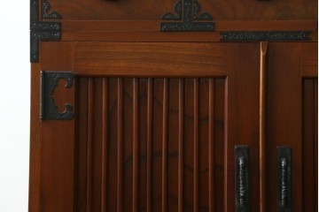 中古　美品　国産民芸家具　欅(ケヤキ)材　飾り金具が品格を添える二段重ねの水屋箪笥キャビネット　(R-090331)