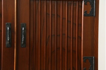 中古　美品　国産民芸家具　欅(ケヤキ)材　飾り金具が品格を添える二段重ねの水屋箪笥キャビネット　(R-090331)