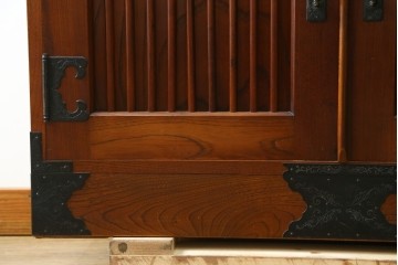 中古　美品　国産民芸家具　欅(ケヤキ)材　飾り金具が品格を添える二段重ねの水屋箪笥キャビネット　(R-090331)
