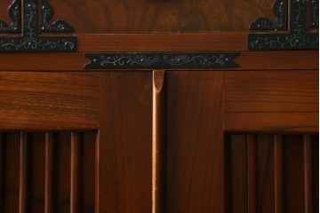 中古　美品　国産民芸家具　欅(ケヤキ)材　飾り金具が品格を添える二段重ねの水屋箪笥キャビネット　(R-090331)