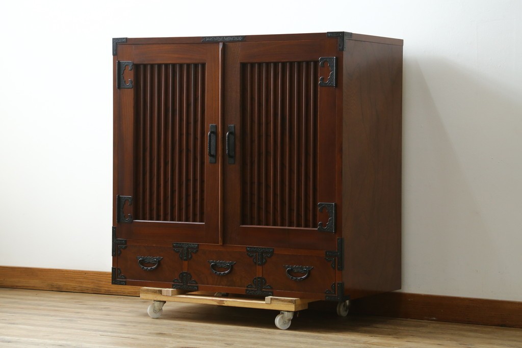 中古　美品　国産民芸家具　欅(ケヤキ)材　縦格子と飾り金具が上品なキャビネット　(R-090332)