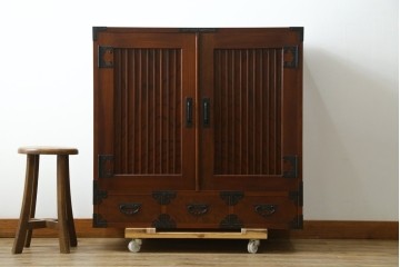 中古　美品　国産民芸家具　欅(ケヤキ)材　縦格子と飾り金具が上品なキャビネット　(R-090332)