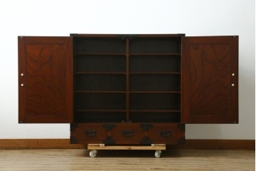 中古　美品　国産民芸家具　欅(ケヤキ)材　縦格子と飾り金具が上品なキャビネット　(R-090332)