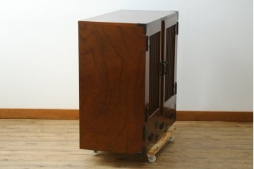 中古　美品　国産民芸家具　欅(ケヤキ)材　縦格子と飾り金具が上品なキャビネット　(R-090332)