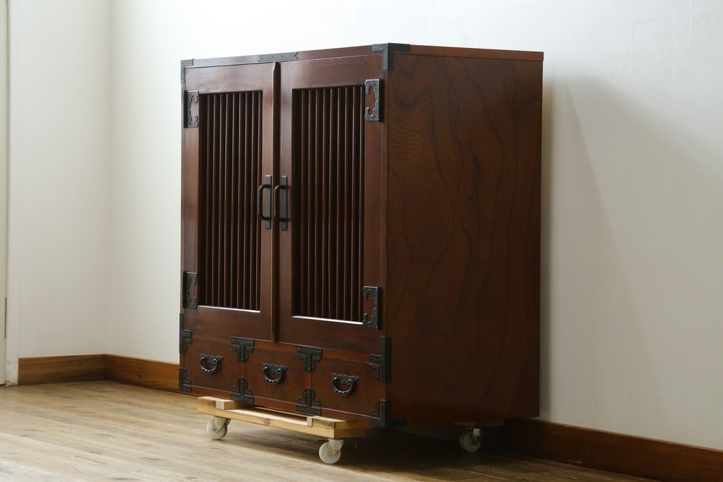 中古　美品　国産民芸家具　欅(ケヤキ)材　縦格子と飾り金具が上品なキャビネット　(R-090332)