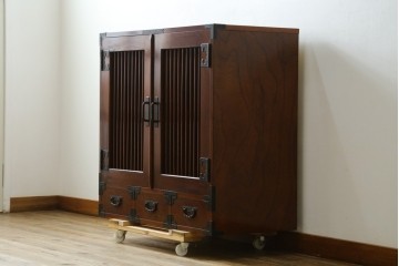 中古　美品　国産民芸家具　欅(ケヤキ)材　縦格子と飾り金具が上品なキャビネット　(R-090332)