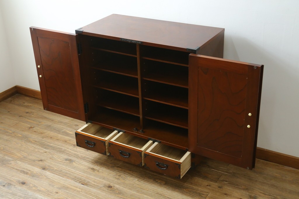 中古　美品　国産民芸家具　欅(ケヤキ)材　縦格子と飾り金具が上品なキャビネット　(R-090332)