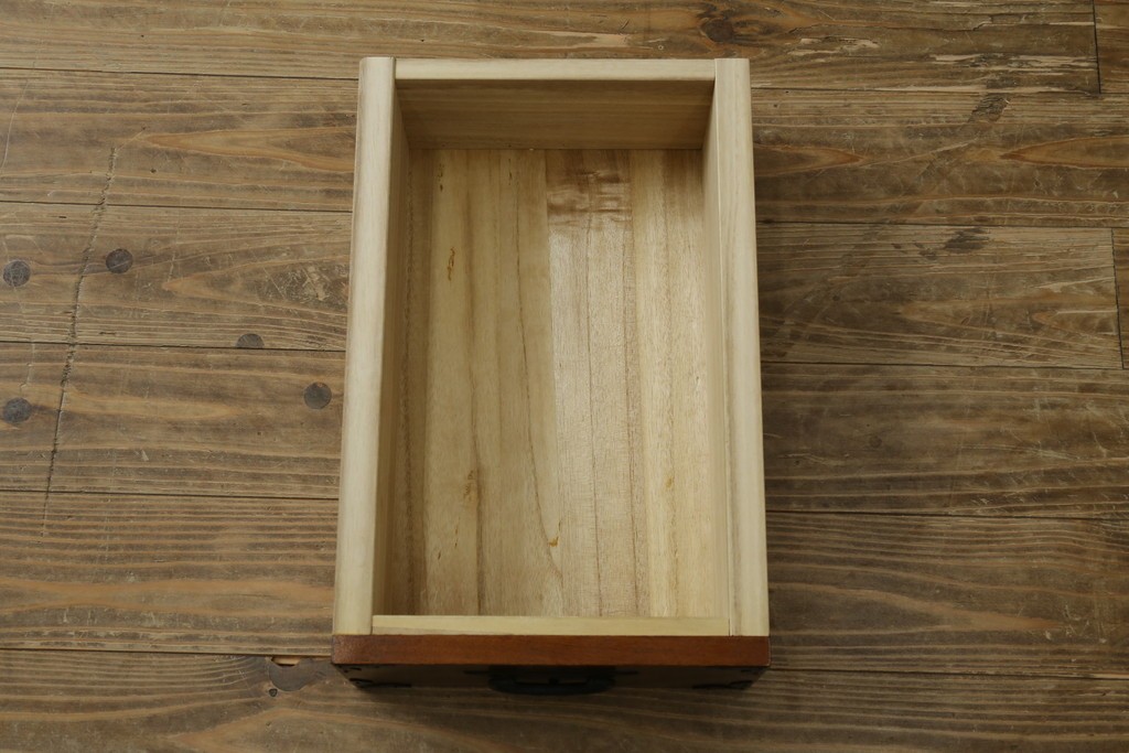 中古　美品　国産民芸家具　欅(ケヤキ)材　縦格子と飾り金具が上品なキャビネット　(R-090332)