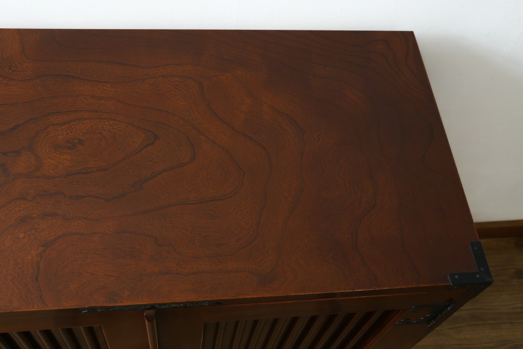 中古　美品　国産民芸家具　欅(ケヤキ)材　縦格子と飾り金具が上品なキャビネット　(R-090332)