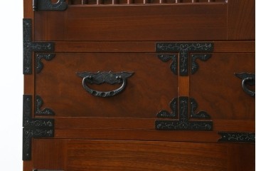 中古　美品　国産民芸家具　欅(ケヤキ)材　縦格子と飾り金具が上品なキャビネット　(R-090332)