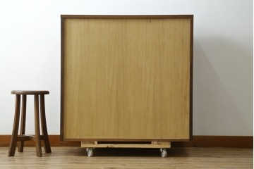 中古　美品　国産民芸家具　欅(ケヤキ)材　縦格子と飾り金具が上品なキャビネット　(R-090332)