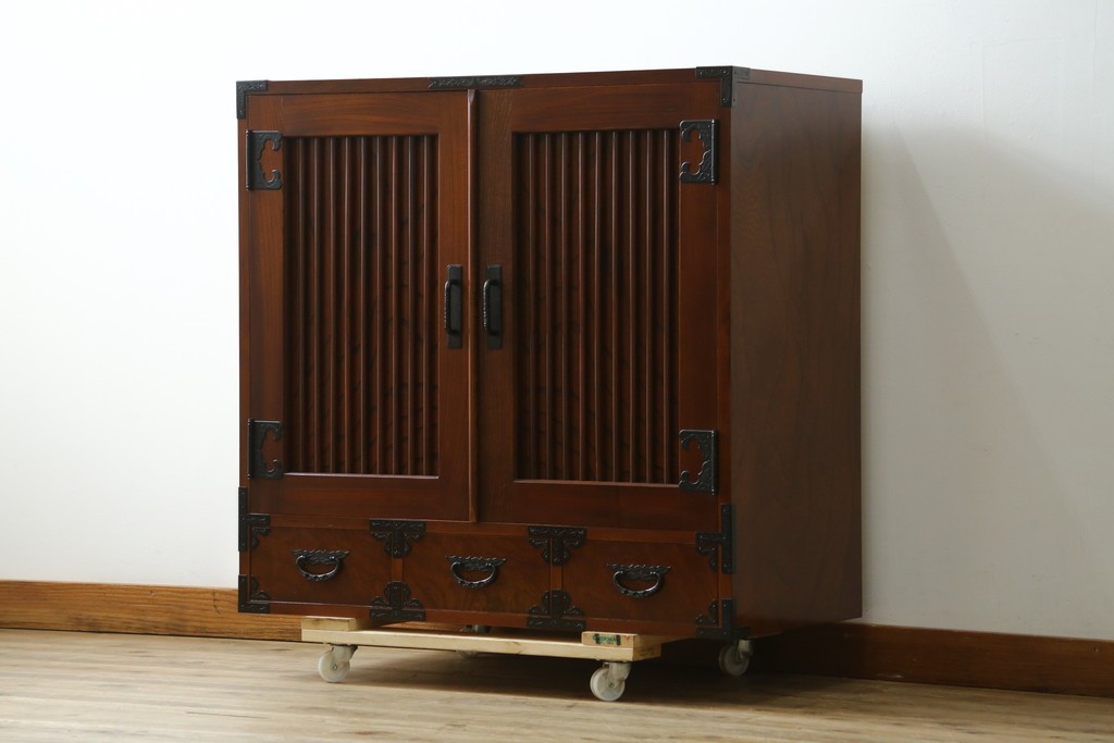 中古　美品　国産民芸家具　欅(ケヤキ)材　水屋箪笥上段　縦格子と飾り金具が上品なキャビネット　(R-090332)