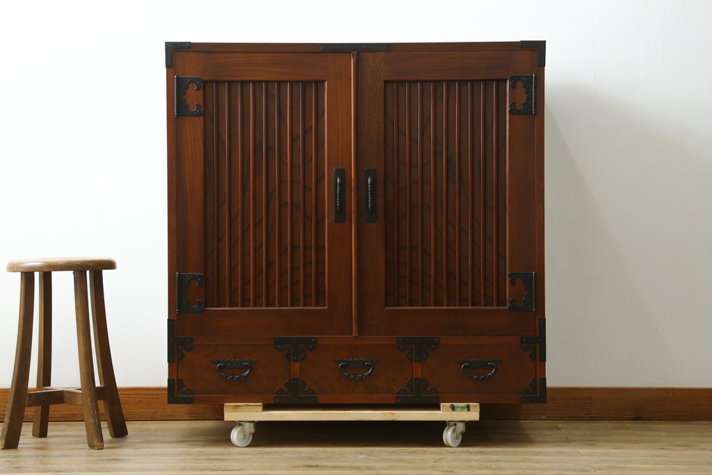 中古　美品　国産民芸家具　欅(ケヤキ)材　水屋箪笥上段　縦格子と飾り金具が上品なキャビネット　(R-090332)