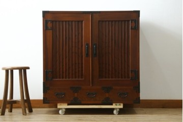 中古　美品　国産民芸家具　欅(ケヤキ)材　水屋箪笥上段　縦格子と飾り金具が上品なキャビネット　(R-090332)