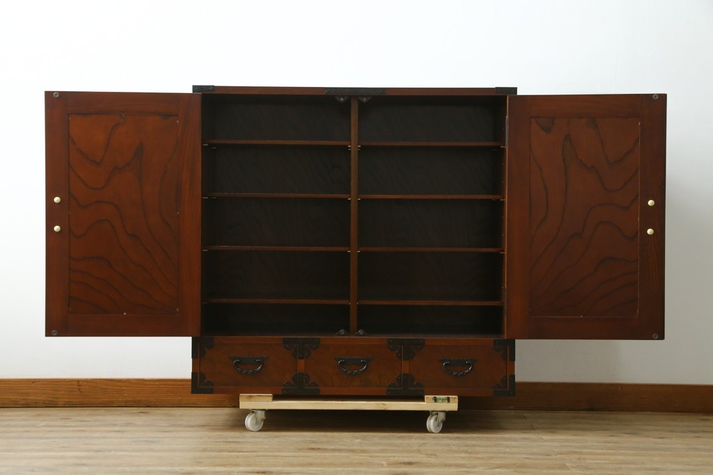 中古　美品　国産民芸家具　欅(ケヤキ)材　水屋箪笥上段　縦格子と飾り金具が上品なキャビネット　(R-090332)