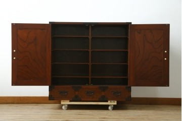 中古　美品　国産民芸家具　欅(ケヤキ)材　水屋箪笥上段　縦格子と飾り金具が上品なキャビネット　(R-090332)