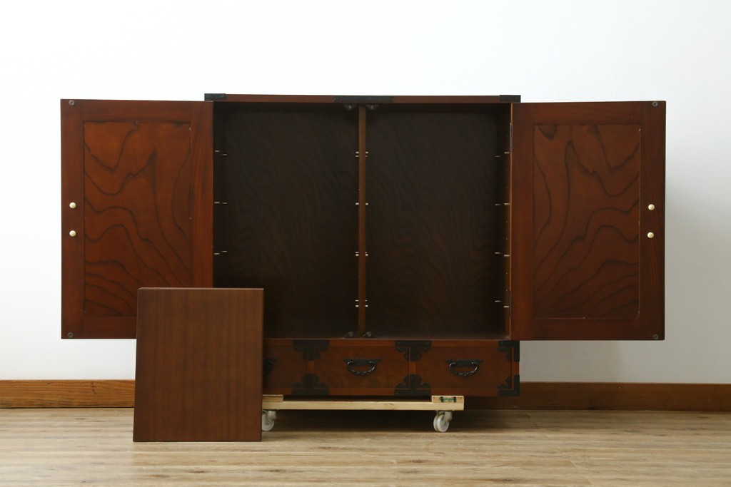 中古　美品　国産民芸家具　欅(ケヤキ)材　水屋箪笥上段　縦格子と飾り金具が上品なキャビネット　(R-090332)
