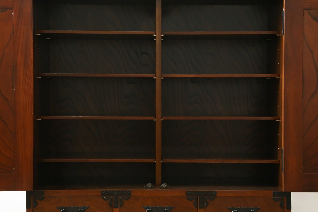中古　美品　国産民芸家具　欅(ケヤキ)材　水屋箪笥上段　縦格子と飾り金具が上品なキャビネット　(R-090332)