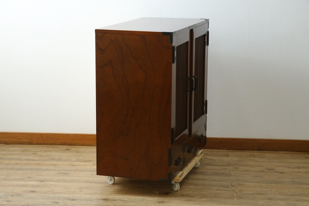 中古　美品　国産民芸家具　欅(ケヤキ)材　水屋箪笥上段　縦格子と飾り金具が上品なキャビネット　(R-090332)