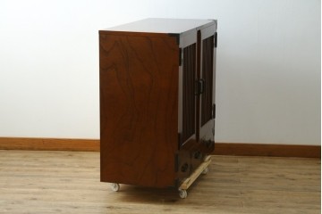 中古　美品　国産民芸家具　欅(ケヤキ)材　水屋箪笥上段　縦格子と飾り金具が上品なキャビネット　(R-090332)