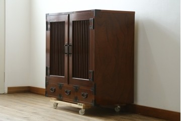 中古　美品　国産民芸家具　欅(ケヤキ)材　水屋箪笥上段　縦格子と飾り金具が上品なキャビネット　(R-090332)