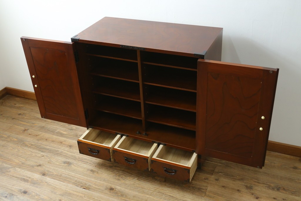 中古　美品　国産民芸家具　欅(ケヤキ)材　水屋箪笥上段　縦格子と飾り金具が上品なキャビネット　(R-090332)