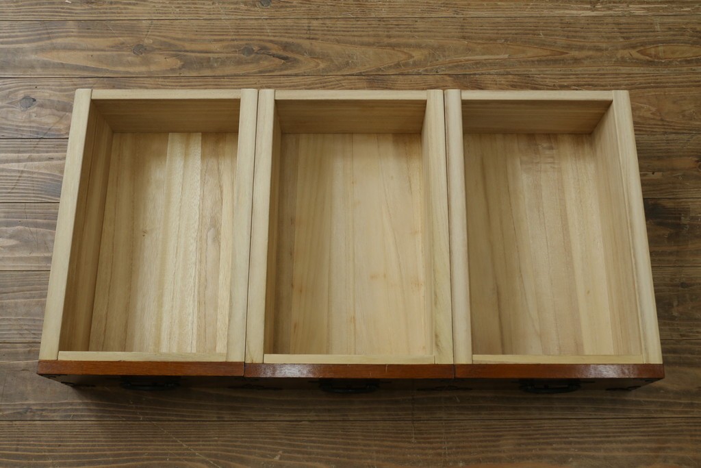中古　美品　国産民芸家具　欅(ケヤキ)材　水屋箪笥上段　縦格子と飾り金具が上品なキャビネット　(R-090332)