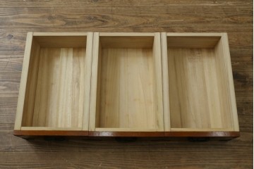 中古　美品　国産民芸家具　欅(ケヤキ)材　水屋箪笥上段　縦格子と飾り金具が上品なキャビネット　(R-090332)