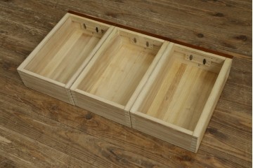 中古　美品　国産民芸家具　欅(ケヤキ)材　水屋箪笥上段　縦格子と飾り金具が上品なキャビネット　(R-090332)