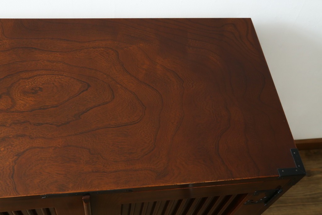 中古　美品　国産民芸家具　欅(ケヤキ)材　水屋箪笥上段　縦格子と飾り金具が上品なキャビネット　(R-090332)