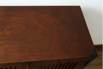 中古　美品　国産民芸家具　欅(ケヤキ)材　水屋箪笥上段　縦格子と飾り金具が上品なキャビネット　(R-090332)