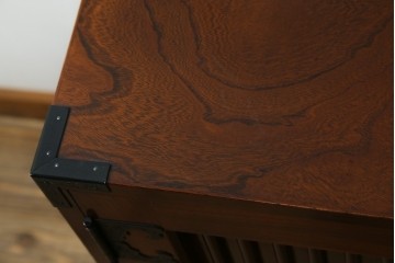 中古　美品　国産民芸家具　欅(ケヤキ)材　水屋箪笥上段　縦格子と飾り金具が上品なキャビネット　(R-090332)
