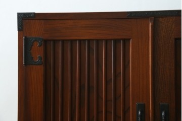中古　美品　国産民芸家具　欅(ケヤキ)材　水屋箪笥上段　縦格子と飾り金具が上品なキャビネット　(R-090332)