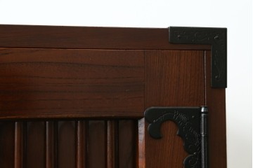 中古　美品　国産民芸家具　欅(ケヤキ)材　水屋箪笥上段　縦格子と飾り金具が上品なキャビネット　(R-090332)