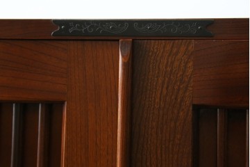 中古　美品　国産民芸家具　欅(ケヤキ)材　水屋箪笥上段　縦格子と飾り金具が上品なキャビネット　(R-090332)