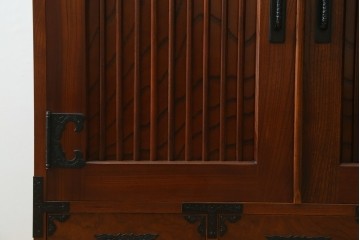 中古　美品　国産民芸家具　欅(ケヤキ)材　水屋箪笥上段　縦格子と飾り金具が上品なキャビネット　(R-090332)