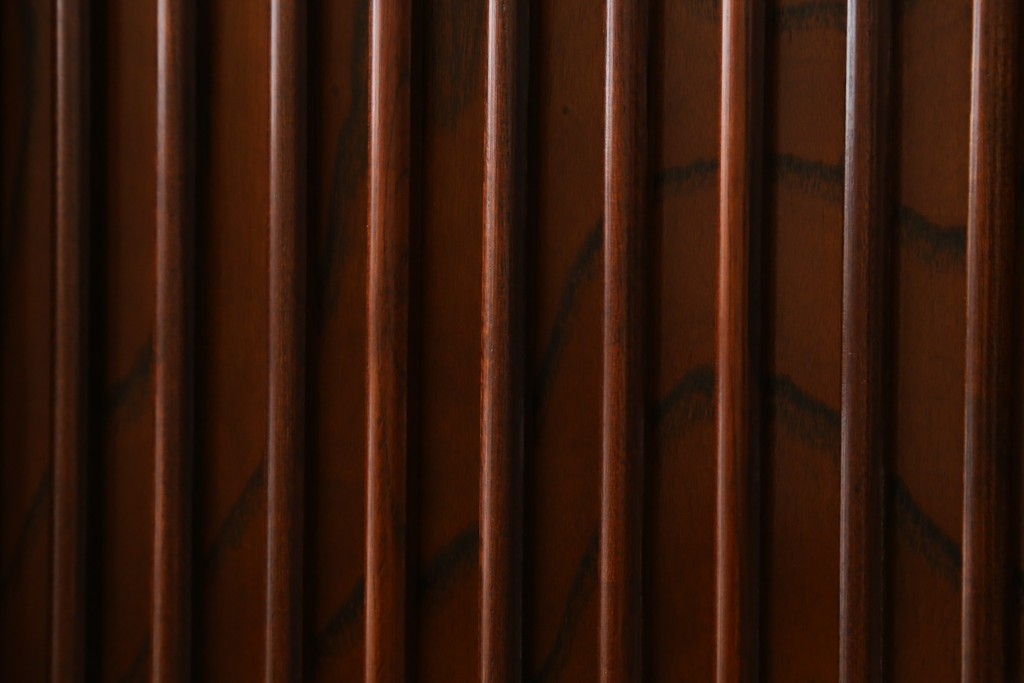 中古　美品　国産民芸家具　欅(ケヤキ)材　水屋箪笥上段　縦格子と飾り金具が上品なキャビネット　(R-090332)