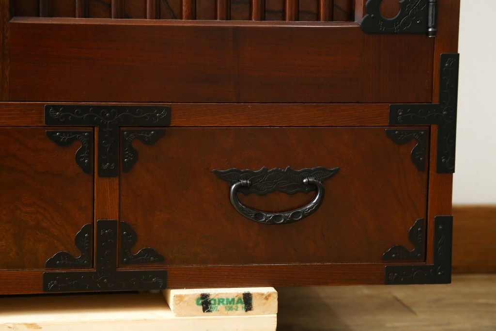 中古　美品　国産民芸家具　欅(ケヤキ)材　水屋箪笥上段　縦格子と飾り金具が上品なキャビネット　(R-090332)