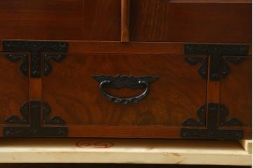 中古　美品　国産民芸家具　欅(ケヤキ)材　水屋箪笥上段　縦格子と飾り金具が上品なキャビネット　(R-090332)