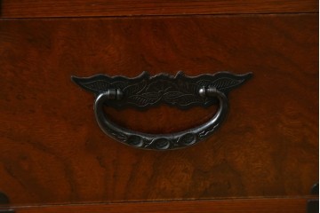 中古　美品　国産民芸家具　欅(ケヤキ)材　水屋箪笥上段　縦格子と飾り金具が上品なキャビネット　(R-090332)